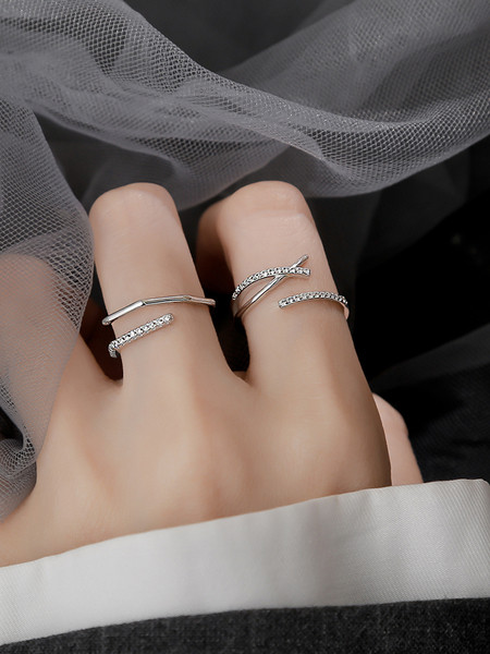 Igapäevane naiste erineva kujuga kivikestega sõrmus