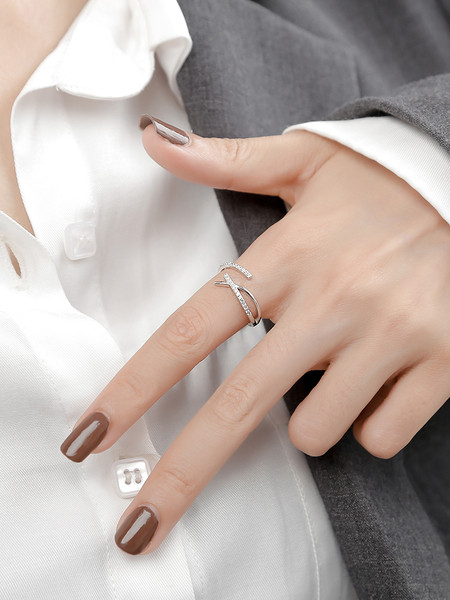 Igapäevane naiste erineva kujuga kivikestega sõrmus