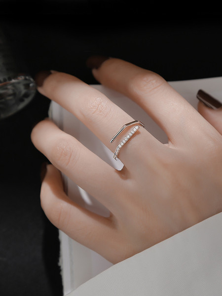 Igapäevane naiste erineva kujuga kivikestega sõrmus