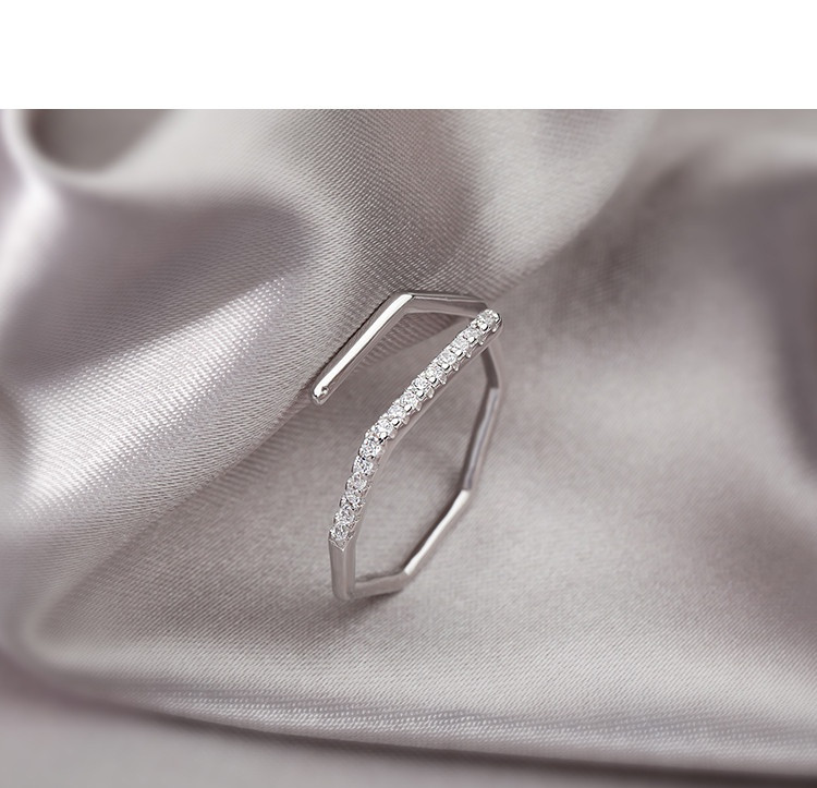 Igapäevane naiste erineva kujuga kivikestega sõrmus