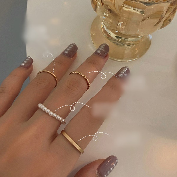 Praegune naiste sõrmuste komplekt tavaline mudel