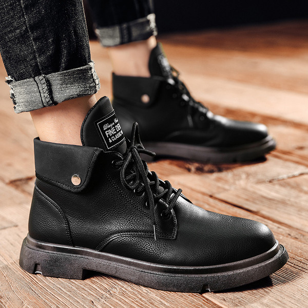 Öko-nahast moodsad paelte ja lameda tallaga meeste saapad