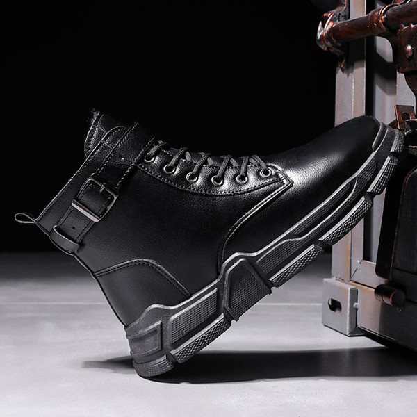 Moodsad musta värvi pandlaga nahast meeste saapad