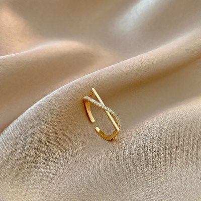 Стилен дамски пръстен с декоративни камъни