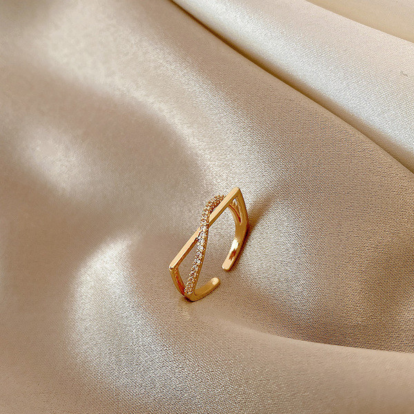 Stílusos női gyűrű díszkövekkel