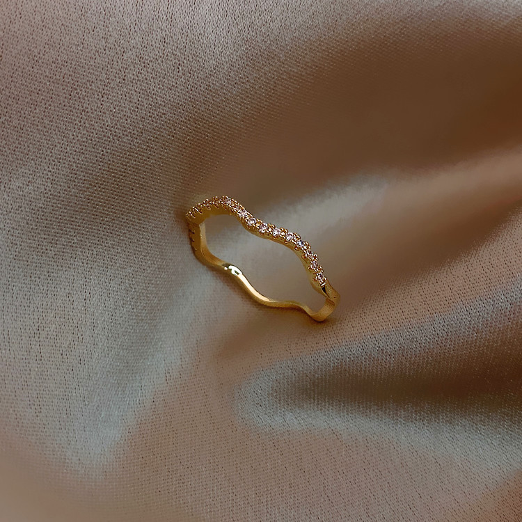 Moodne naiste sõrmus dekoratiivkividega