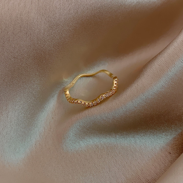 Moodne naiste sõrmus dekoratiivkividega