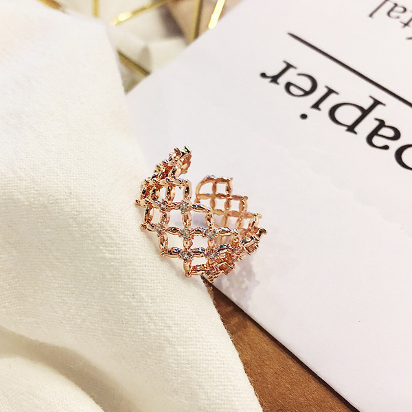 Praegune naiste sõrmus dekoratiivkividega