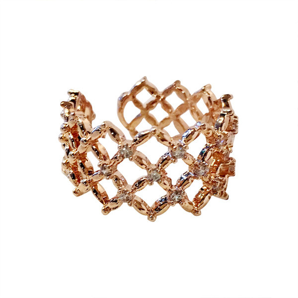 Praegune naiste sõrmus dekoratiivkividega