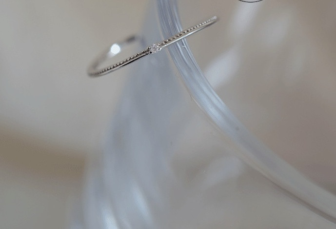 Stílusos női vékony gyűrű díszkővel