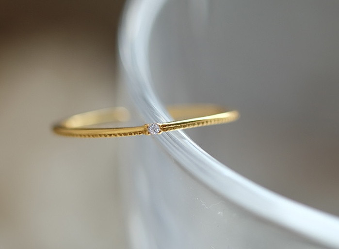 Stílusos női vékony gyűrű díszkővel