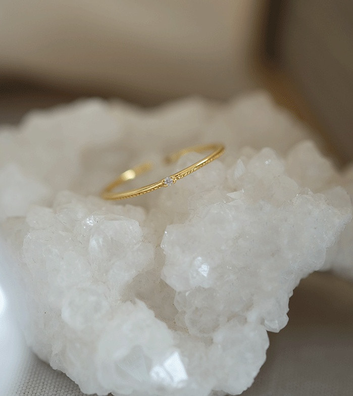 Stílusos női vékony gyűrű díszkővel