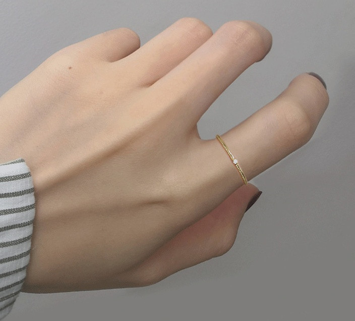 Stílusos női vékony gyűrű díszkővel