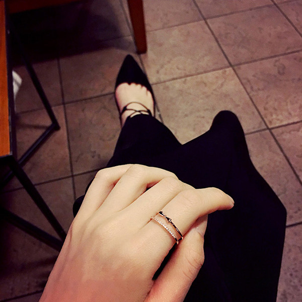 Modern női gyűrű szalaggal és díszkövekkel