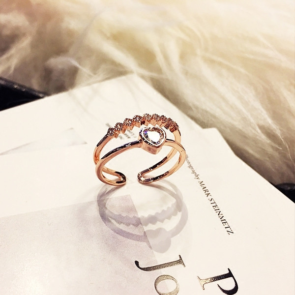 Μοντέρνο γυναικείο δαχτυλίδι με διακοσμητική πέτρα