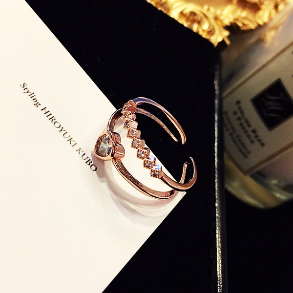 Μοντέρνο γυναικείο δαχτυλίδι με διακοσμητική πέτρα