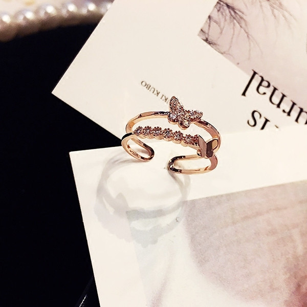 Modern női gyűrű pillangóval és díszkövekkel