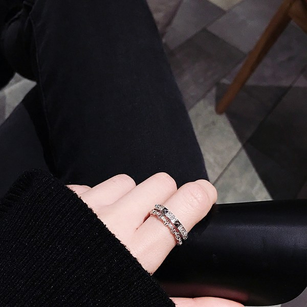 Stiilne kivikestega naiste sõrmus