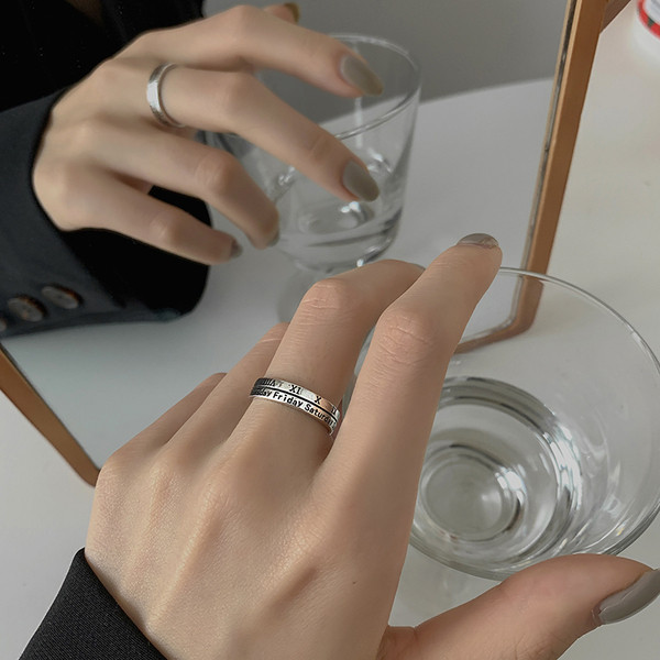 Női mindennapi gyűrű feliratokkal