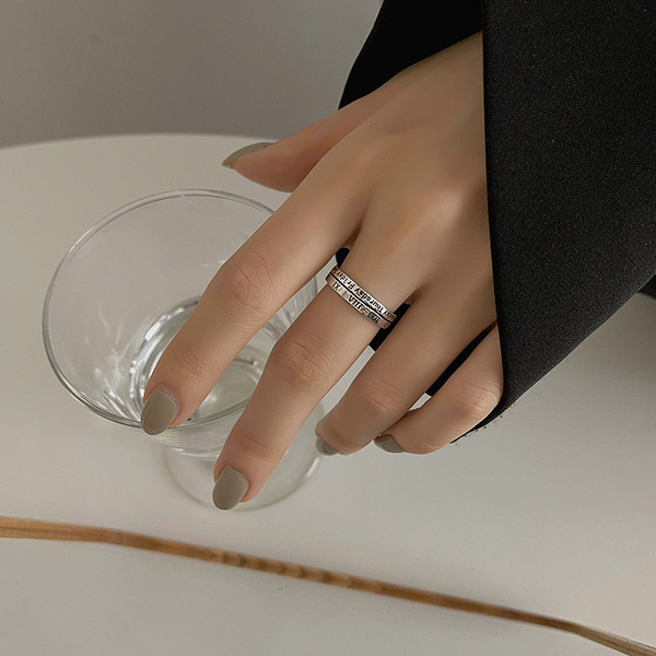 Női mindennapi gyűrű feliratokkal