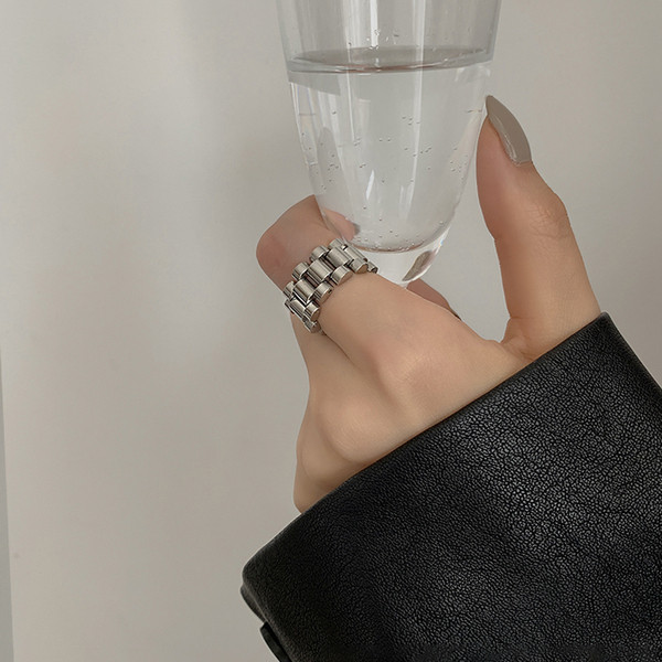 Naiste vabaaja sõrmuse tavaline mudel