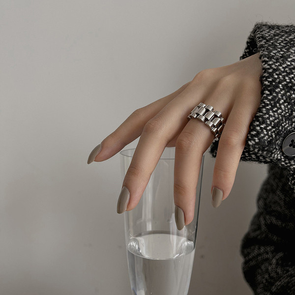 Naiste vabaaja sõrmuse tavaline mudel