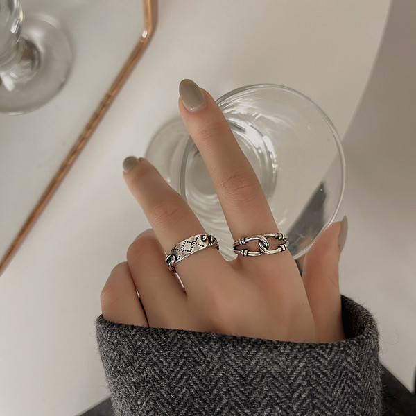 Naiste igapäevased sõrmused kahes mudelis