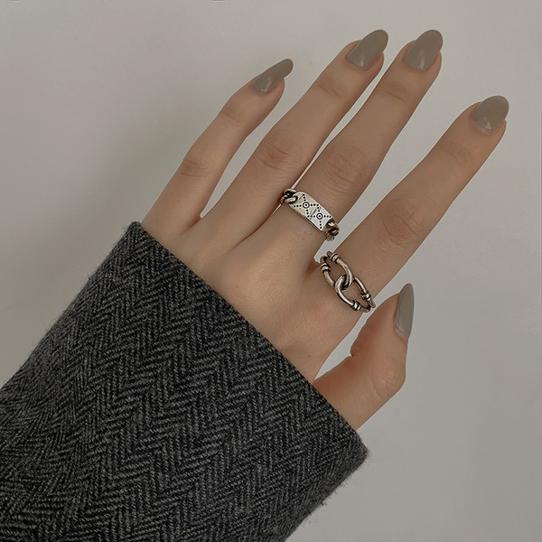 Naiste igapäevased sõrmused kahes mudelis