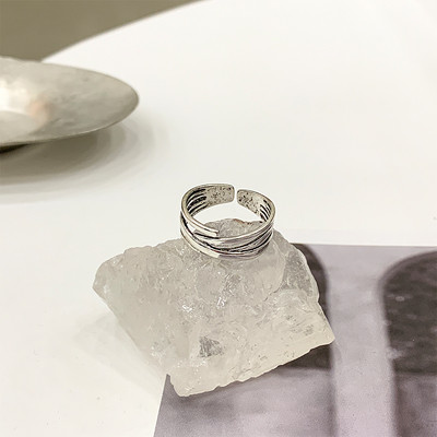 Μοντέρνο γυναικείο σετ δύο δαχτυλιδιών με μενταγιόν