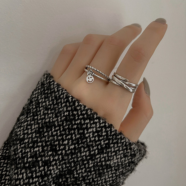 Μοντέρνο γυναικείο σετ δύο δαχτυλιδιών με μενταγιόν