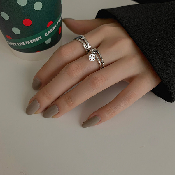 Μοντέρνο γυναικείο σετ δύο δαχτυλιδιών με μενταγιόν