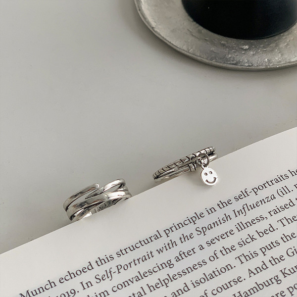 Μοντέρνο γυναικείο σετ δύο δαχτυλιδιών με μενταγιόν