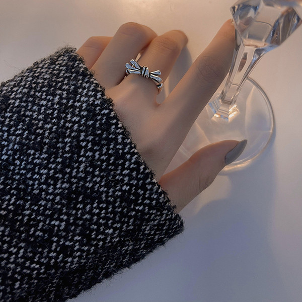 Aktuális női gyűrű szalaggal