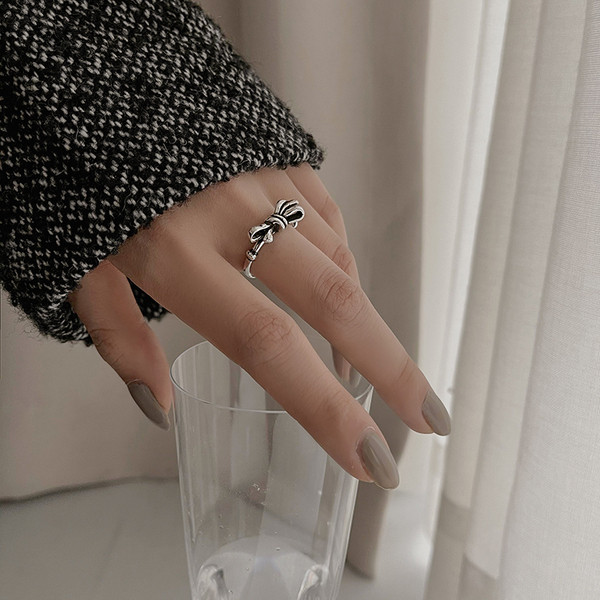 Aktuális női gyűrű szalaggal