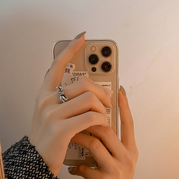 Aktuális női gyűrű szalaggal