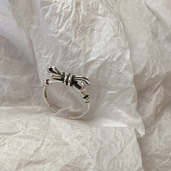 Aktuális női gyűrű szalaggal