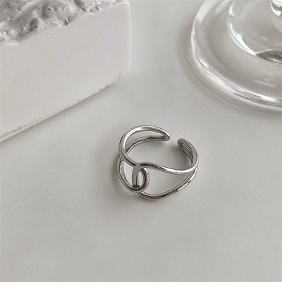 Naiste topsõrmused kahes mudelis