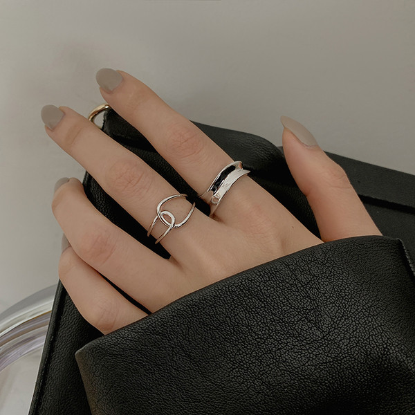 Naiste topsõrmused kahes mudelis