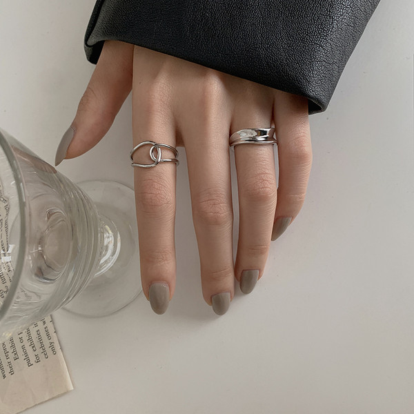 Naiste topsõrmused kahes mudelis