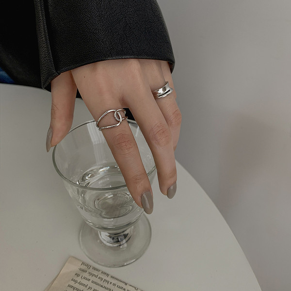 Naiste topsõrmused kahes mudelis