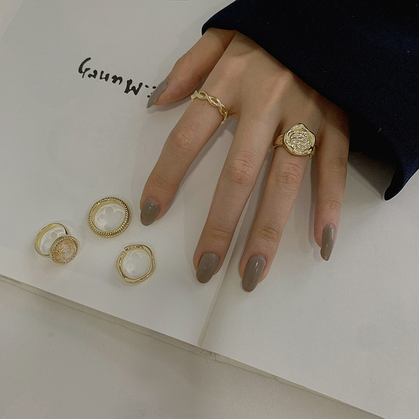 Kaasaegne komplekt mitmest naiste sõrmust