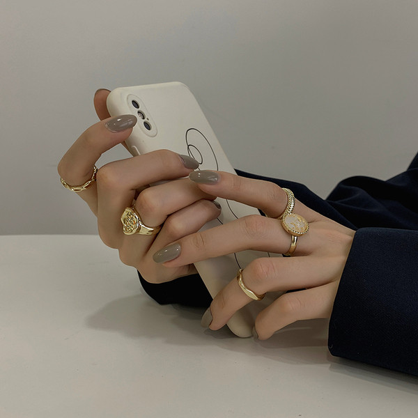 Kaasaegne komplekt mitmest naiste sõrmust