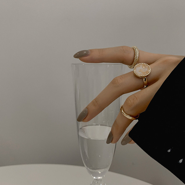 Kaasaegne komplekt mitmest naiste sõrmust