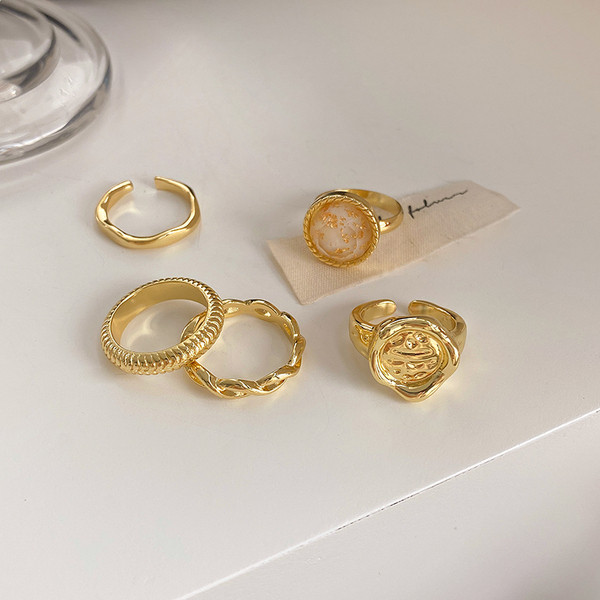 Kaasaegne komplekt mitmest naiste sõrmust