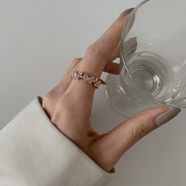 Női hétköznapi gyűrű pillangókkal és díszkövekkel