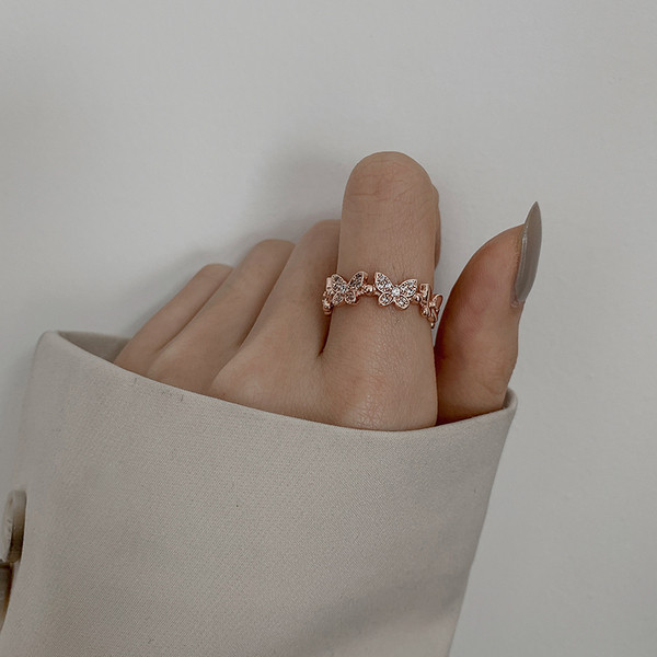 Női hétköznapi gyűrű pillangókkal és díszkövekkel