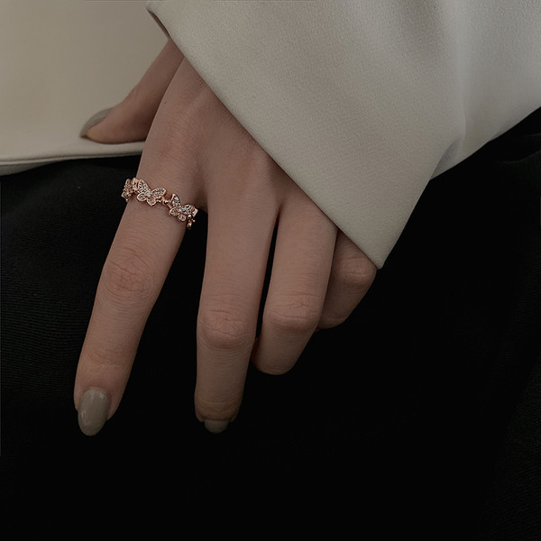 Női hétköznapi gyűrű pillangókkal és díszkövekkel