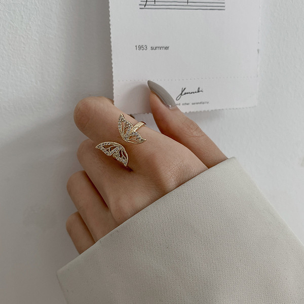 Aktuelan ženski prsten sa leptirom i ukrasnim kamenčićima
