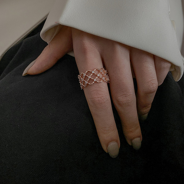 Stiilne naiste lai kivikestega sõrmus