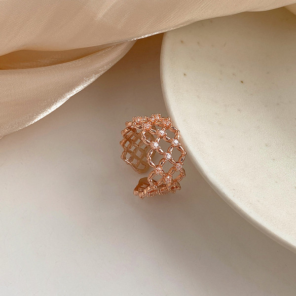 Stiilne naiste lai kivikestega sõrmus